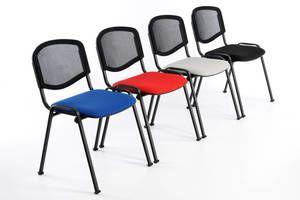 Auf den pflegeleichten Iso-Stühlen fällt das Warten gar nicht so schwer